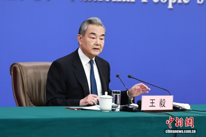 3月8日上昼10时，104届齐邦人年夜4次聚会正在梅天亚核心音信公布厅举办记者会，聘请中同中心政事局委员、中接部少王毅便“中原中接战略战对于中关连”相干题目归问中中记者发问。中新社记者 蒋开亮 摄