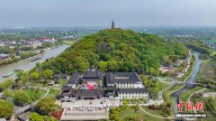 数万游客涌向浙江含山“轧蚕花” 00后成民俗新主力